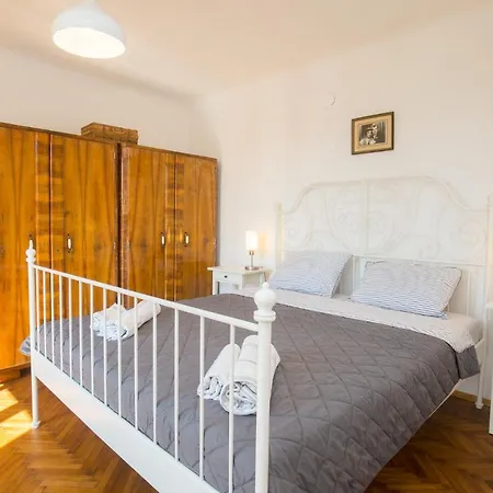 House Bougainvillea * Pula