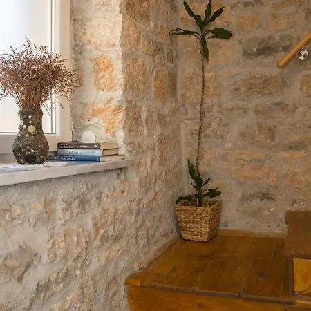 House Bougainvillea * Pula