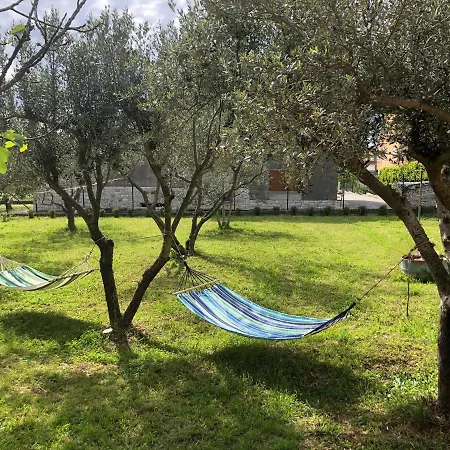 House Bougainvillea Tatil Evi Pula